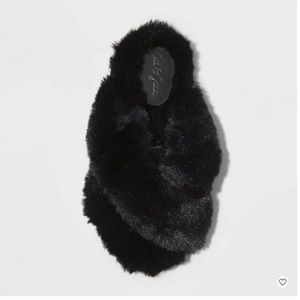 Cat & Jack Girls Brooklyn Crossband Faux Fur slippers With Open Toe.
